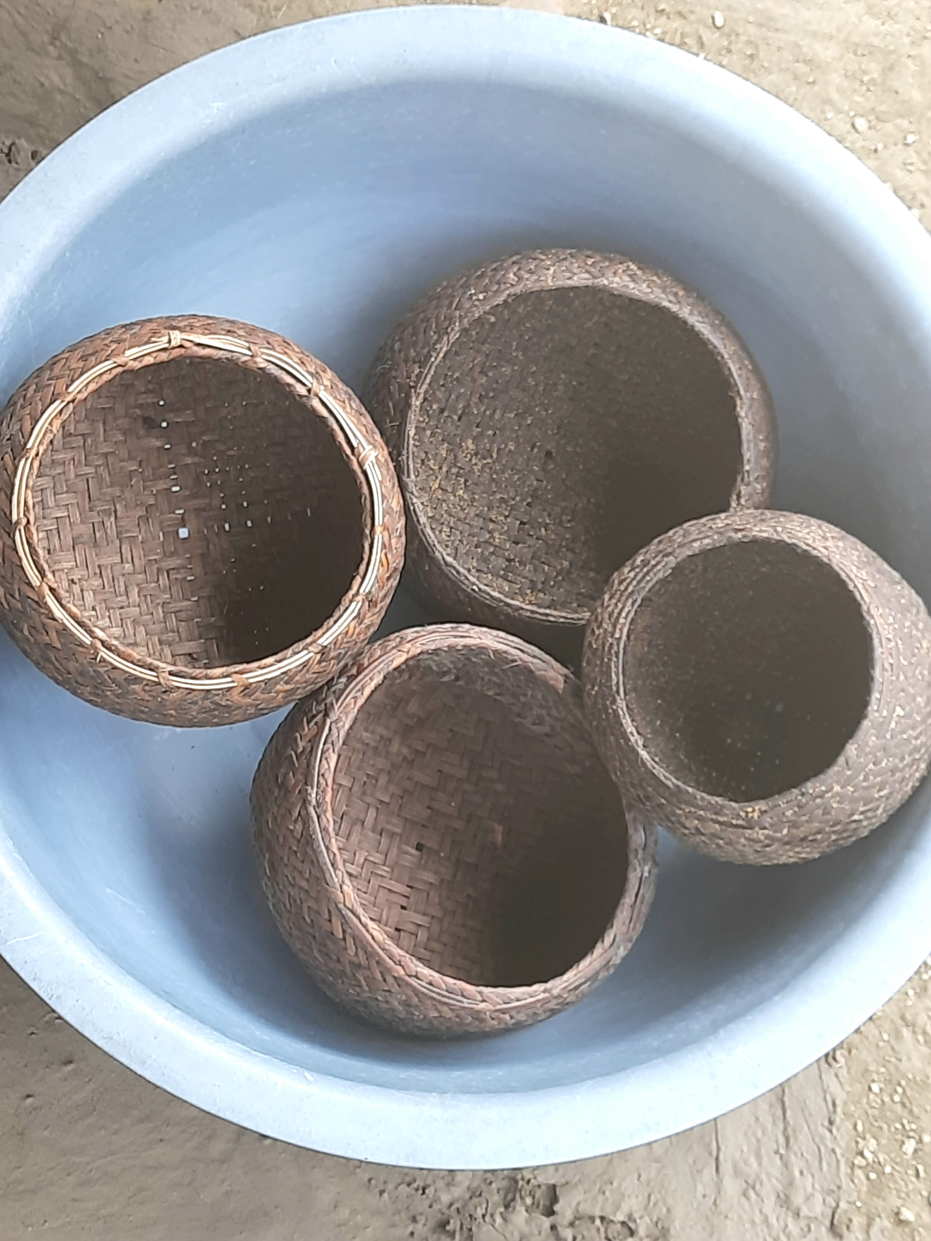 কাঠের ঘানিতে ধীর পেষণ